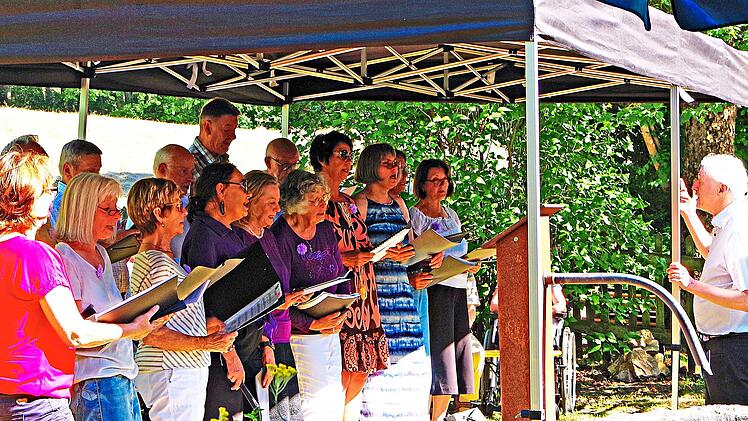 Neben dem Posaunenchor Schm&ouml;lz umrahmte der Gospelchor Schm&ouml;lz (unter Leitung von Gary O`Connell, rechts) die Andacht. Werner Knoth