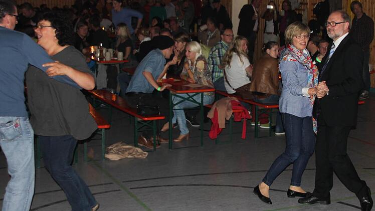 Der Bürgermeister legte mit Barbara Baumbach eine kesse Sohle aufs Parkett (rechts).