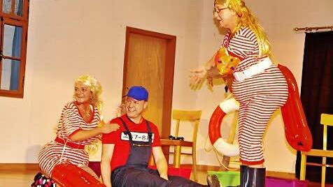 Die Baywatchers, links Britta Kaiser, rechts Gitte Klöffel, bei ihrem erfolgreichen Wiederbelebungsversuch mit Christian Höfler