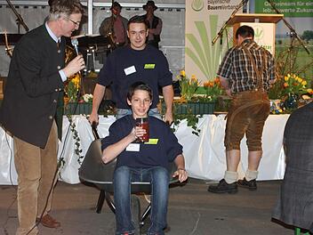 Der stellvertretende BBV-Kreisobmann Christian von Truchseß (links) fungierte als Moderator beim lustigen Schubkarren-Rennen. Fotos: Gudrun Klopf