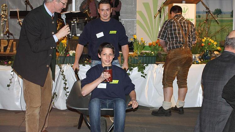 Der stellvertretende BBV-Kreisobmann Christian von Truchseß (links) fungierte als Moderator beim lustigen Schubkarren-Rennen. Fotos: Gudrun Klopf