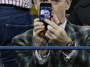 "Selfies" bleiben ein Dauerbrenner - hier fotografiert sich der britische Schauspieler Alan Cumming. Foto: dpa/Jason Szenes