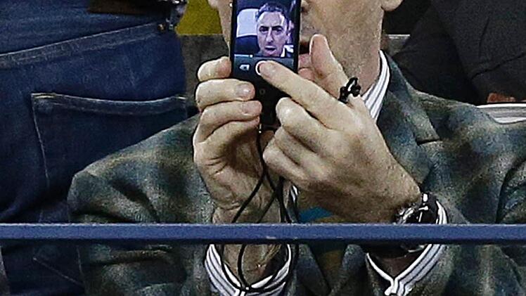 "Selfies" bleiben ein Dauerbrenner - hier fotografiert sich der britische Schauspieler Alan Cumming. Foto: dpa/Jason Szenes