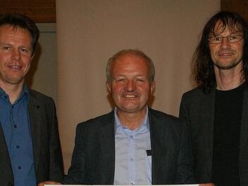 Durch das Volksbegehren im Juli wollen sie eine Gymnasialreform anstoßen, die die Bildungsqualität und die Schüler in den Mittelpunkt stellt: Zur Diskussion hatte MdL Dr. Hans Jürgen Fahn (Mitte) Peter Stegmann vom Bayerischen Philologenverband (links) und Stephan Bauer vom Unterfränkischen Lehrerinnen- und Lehrerverband nach Haßfurt eingeladen.  Foto: Wählergemeinschaft