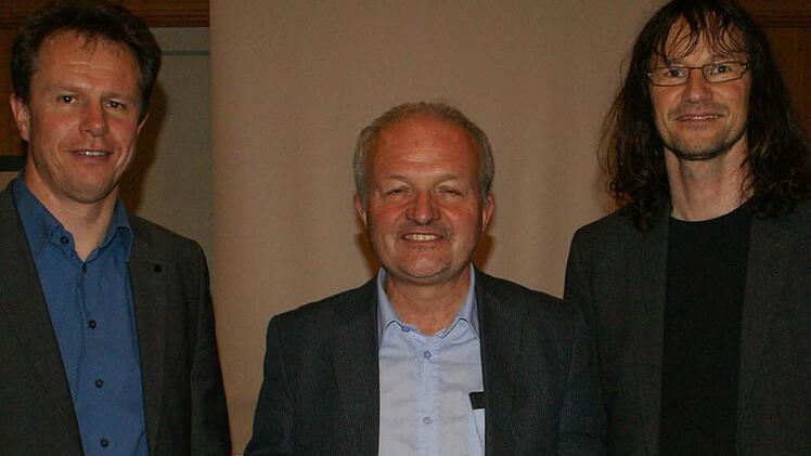 Durch das Volksbegehren im Juli wollen sie eine Gymnasialreform anstoßen, die die Bildungsqualität und die Schüler in den Mittelpunkt stellt: Zur Diskussion hatte MdL Dr. Hans Jürgen Fahn (Mitte) Peter Stegmann vom Bayerischen Philologenverband (links) und Stephan Bauer vom Unterfränkischen Lehrerinnen- und Lehrerverband nach Haßfurt eingeladen.  Foto: Wählergemeinschaft