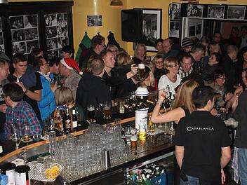 Jubiläum im "Casablanca": Die Kneipe in der Oberen Stadt gibt es seit 30 Jahren, und bei der Party am Samstagabend platzt das Lokal aus allen Nähten. Foto: Stephan Stöckel