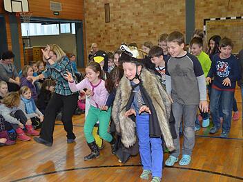Die Darsteller von Wolf und Katzen zeigen ihre Krallen. Foto: K.-H. Hofmann