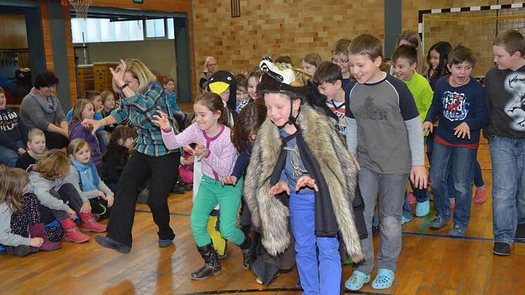 Die Darsteller von Wolf und Katzen zeigen ihre Krallen. Foto: K.-H. Hofmann