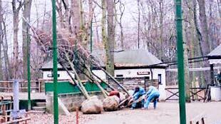 Ein Bierkeller wird für die Saison vorbereitet.