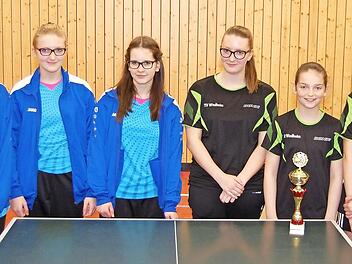 Bei den Mädchen holte sich der TSV Windheim den Tischtennis-Kreispokalsieg mit Lisa Wachter, Leonie Löffler und Leonie Zwosta (von rechts). Mit im Bild der Finalist SV Fischbach mit Lena Kirmes, Elisa Oertelt und Celine Göppner (von links). Fotos: Matthias Trebes