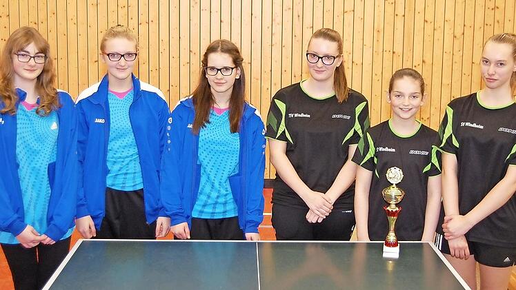 Bei den Mädchen holte sich der TSV Windheim den Tischtennis-Kreispokalsieg mit Lisa Wachter, Leonie Löffler und Leonie Zwosta (von rechts). Mit im Bild der Finalist SV Fischbach mit Lena Kirmes, Elisa Oertelt und Celine Göppner (von links). Fotos: Matthias Trebes