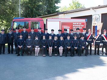 Die aktuelle Mannschaft und Vorstandschaft der Freiwilligen Feuerwehr Rugendorf (stehend, von links): 1.Vorsitzender Roland Schnaubelt, 1. Kommandant Benno Bauß, 2. Kommandant Franz Schnaubelt, Sven Schmidt, Thomas Weich, Helmut Wunder, Sebastian Wunder, Uwe Hempfling, Bernhard Krauß, Manfred Gredlein, Hans-Jürgen Rosa, Thomas Werner, Kassier Ralf Hayn, Pascal Krombholz, Hans-Heinrich Taubenreuther und Manuel Rödel sowie (sitzend, von links) 2. Vorsitzender Johannes Guldner, Bernd Küntzel, Li...