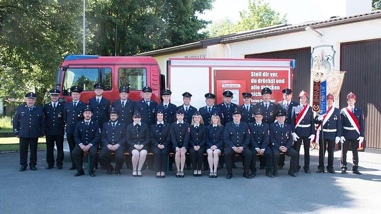 Die aktuelle Mannschaft und Vorstandschaft der Freiwilligen Feuerwehr Rugendorf (stehend, von links): 1.Vorsitzender Roland Schnaubelt, 1. Kommandant Benno Bauß, 2. Kommandant Franz Schnaubelt, Sven Schmidt, Thomas Weich, Helmut Wunder, Sebastian Wunder, Uwe Hempfling, Bernhard Krauß, Manfred Gredlein, Hans-Jürgen Rosa, Thomas Werner, Kassier Ralf Hayn, Pascal Krombholz, Hans-Heinrich Taubenreuther und Manuel Rödel sowie (sitzend, von links) 2. Vorsitzender Johannes Guldner, Bernd Küntzel, Li...
