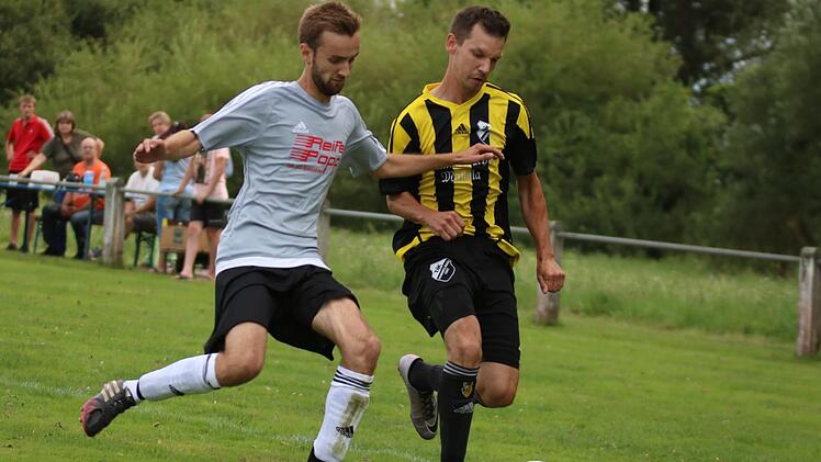 Die DJK Wimmelbach (re. Simon Schwarzenbach) kassierte zum Auftakt gegen den ASV Höchstadt ein 0:6 und hofft auf Besserung im Heimspiel am Samstag um 16 Uhr gegen den ATSV Forchheim. Foto: Matthias Hofmann