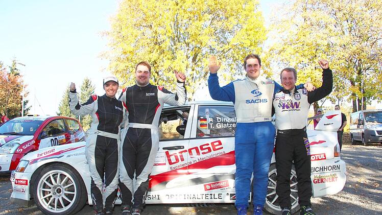 Doppelsieg f&uuml;r die Dinkel-Br&uuml;der: Dominik (Zweiter von links) freut sich mit Beifahrerin Christina F&uuml;rst &uuml;ber den ersten Platz, Patrik &uuml;ber seinen zweiten Rang (Dritter von links) mit Co-Pilot Tobias Glatzel.