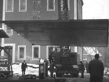 Die Shell-Tankstelle in der Pestaozzistraße bekam 1967 ein neues Dach. Im Hintergrund sieht man das  DGB-Haus und ganz hinten die Nikolaikirche: Foto: Archiv Stephan Tiroch