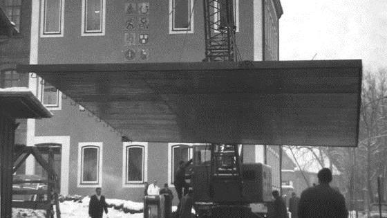 Die Shell-Tankstelle in der Pestaozzistraße bekam 1967 ein neues Dach. Im Hintergrund sieht man das  DGB-Haus und ganz hinten die Nikolaikirche: Foto: Archiv Stephan Tiroch
