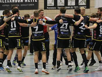 Nach einem harten Stück Arbeit kam es zum Freudentänzchen im Kreis. Alle HSC-Spieler waren erleichtert, vor allem der Ex-Konstanzer Konstantin Poltrum (rotes Trikot), dessen Freundin immer noch in Konstanz lebt. Er parierte sechs Bälle. Fotos: Iris Bilek