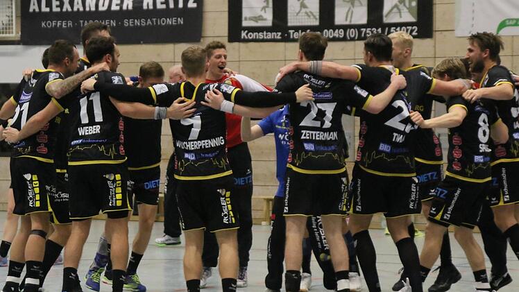 Nach einem harten Stück Arbeit kam es zum Freudentänzchen im Kreis. Alle HSC-Spieler waren erleichtert, vor allem der Ex-Konstanzer Konstantin Poltrum (rotes Trikot), dessen Freundin immer noch in Konstanz lebt. Er parierte sechs Bälle. Fotos: Iris Bilek