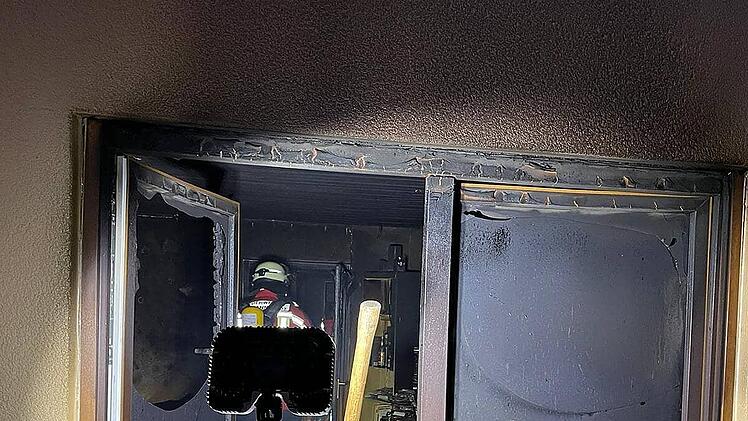 Ebermannstadt: Großaufgebot der Feuerwehr: zehn Einsatzfahrzeuge wegen Kellerbrand