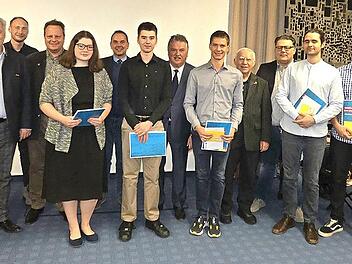 Die Prüfungsbesten wurden im „Haus des Handwerks“ ausgezeichnet, hier (im Vordergrund, von links ) Anina Wunderlich, Carina Schüssler, Nils Potzel, Nicklas Kolb, Thomas Götzl und Tim Zimmermann. Handwerkskammer-Präsident Matthias Graßmann (Zweiter...