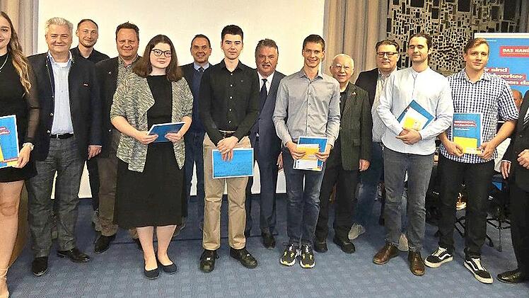 Die Prüfungsbesten wurden im „Haus des Handwerks“ ausgezeichnet, hier (im Vordergrund, von links ) Anina Wunderlich, Carina Schüssler, Nils Potzel, Nicklas Kolb, Thomas Götzl und Tim Zimmermann. Handwerkskammer-Präsident Matthias Graßmann (Zweiter...