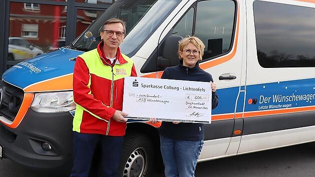 J&uuml;rgen W&ouml;lfert (links) &uuml;bergibt Koordinatorin Silke Tannh&auml;user die Spende von 600 Euro.