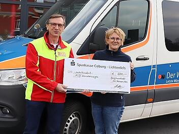 J&uuml;rgen W&ouml;lfert (links) &uuml;bergibt Koordinatorin Silke Tannh&auml;user die Spende von 600 Euro.
