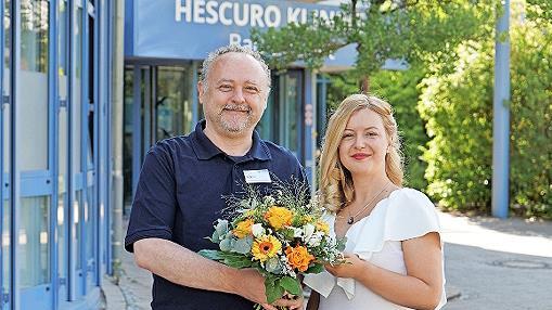 Chefarzt Arpad Grec gratuliert Marijana Cakic-Jankovic zur deutschen Approbation.