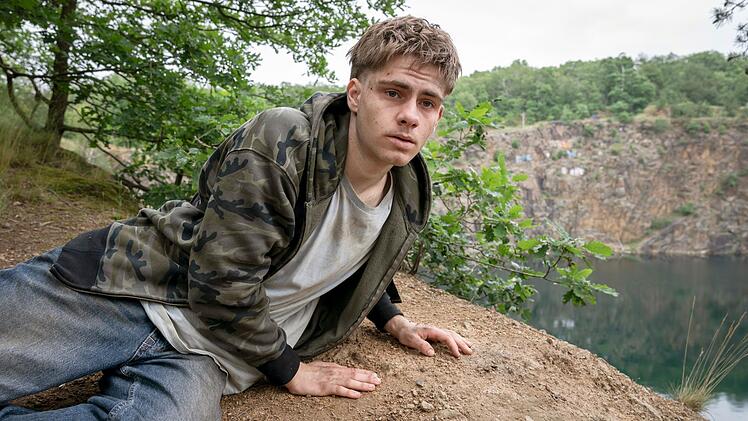 Niemand mag Pascal (Florian Geißelmann). Der 17-Jährige ist ein anstrengender Typ. Mit seiner Freundin ist er aus dem Heim "Siebenschläfer" abgehauen. Nun ist das Mädchen tot und er wacht benebelt am See auf.