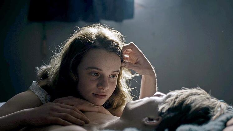 Cioma (Louis Hofmann) verliebt sich in die schöne Gerda (Luna Wedler). Doch kann er ihr vertrauen?