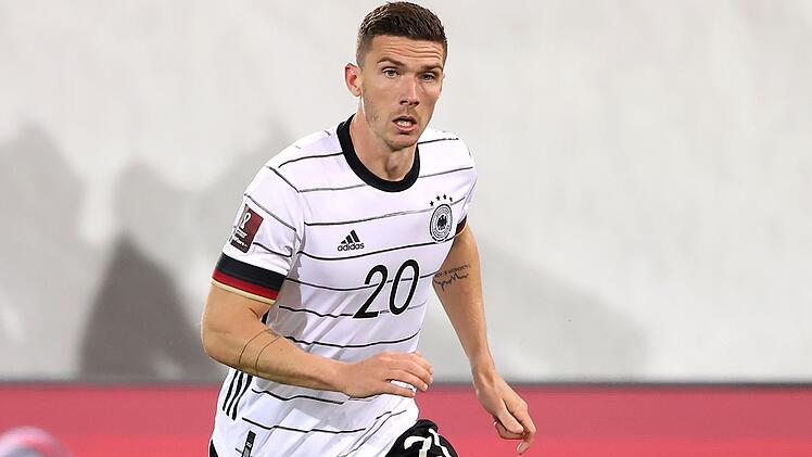 Italien-Profi Robin Gosens hat es nicht in den deutschen Nationalmannschaftskader f&uuml;r die WM 2026 geschafft. Kurzfristig wechselte der Au&szlig;enverteidiger mit Offensivdrang nun zur ARD. Dort trifft er auf die Moderatoren Alex Schl&uuml;ter, Esther Sedlaczek, Alexander Bommes und Lea Wagner sowie die Co-Experten Almuth Schult, Thomas Broich.