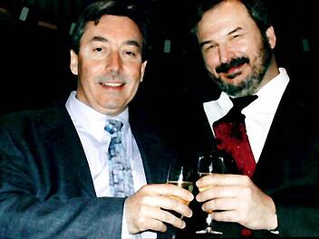 Im Jahr 2003 haben die Freunde Denis Reiter (links) und Hans-Joachim Hofstetter auf 30 Jahre Schüleraustausch angestoßen.  Foto: Privat