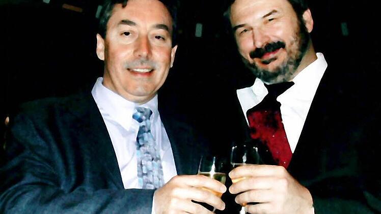 Im Jahr 2003 haben die Freunde Denis Reiter (links) und Hans-Joachim Hofstetter auf 30 Jahre Schüleraustausch angestoßen.  Foto: Privat