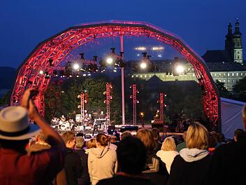 Wie ein Kunstwerk erhebt sich die Bühne der "Songs an einem Sommerabend" in wechselnden Farben vor der malerischen Kulisse von Kloster Banz in den Nachthimmel. Fotos: Matthias Hoch