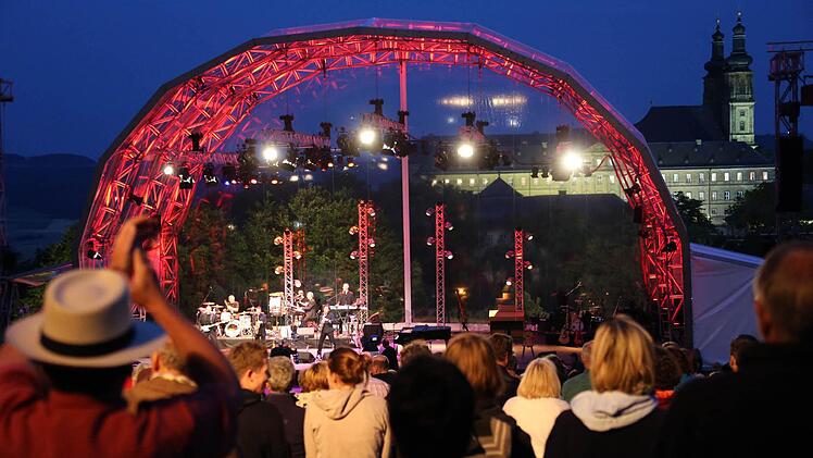 Wie ein Kunstwerk erhebt sich die Bühne der "Songs an einem Sommerabend" in wechselnden Farben vor der malerischen Kulisse von Kloster Banz in den Nachthimmel. Fotos: Matthias Hoch