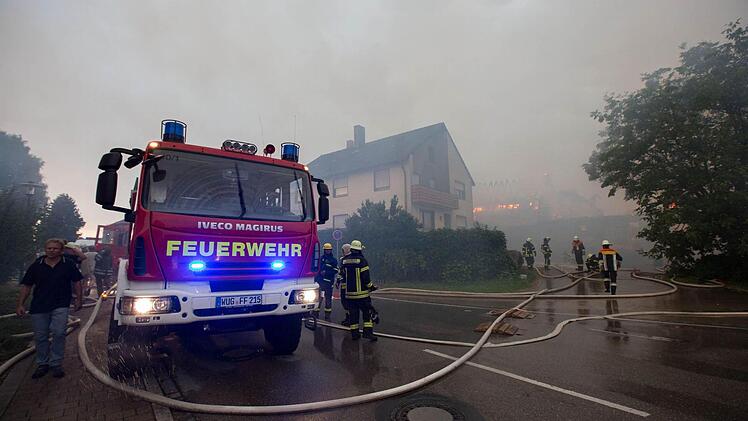 Am Dienstagnachmittag (06.08.2013) kam es in Aha zu einem Vollbrand einer Scheune. Der Brand wurde durch einen Blitzschlag ausgeloest. In der Scheune befanden sich zahlreiche Rinder, die aber noch rechtzeitig aus den Flammen befreit werden konnten. Personen kamen nach ersten Aussagen nicht zu Schaden. Insgesamt waren 150 Feuerwehrleute im Einsatz. Foto: News5 / Goppelt