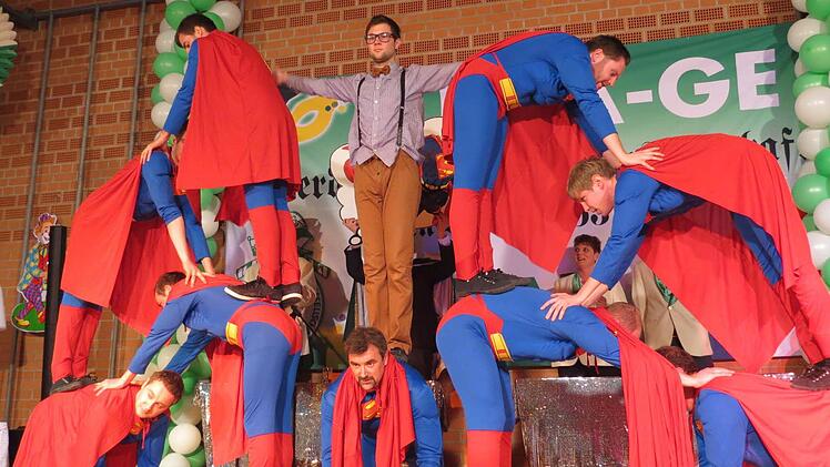 Taktgefühl gepaart mit Akrobatik: Das Männerballett aus Waigolshausen.