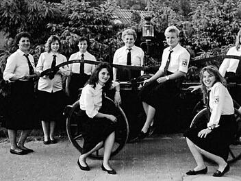 Sieben Jahre nach der Gründung stellten sich die Haidhofer Feuerwehr-Frauen 1993 zum gemeinsamen Foto auf. Repro: Petra Malbrich