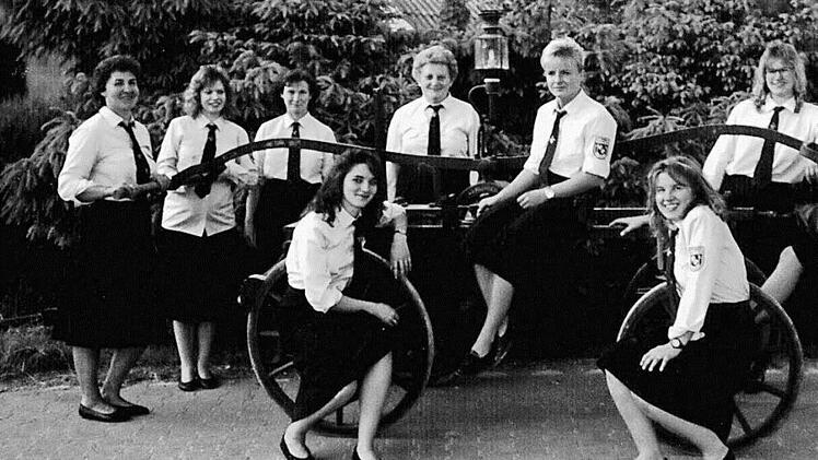 Sieben Jahre nach der Gründung stellten sich die Haidhofer Feuerwehr-Frauen 1993 zum gemeinsamen Foto auf. Repro: Petra Malbrich