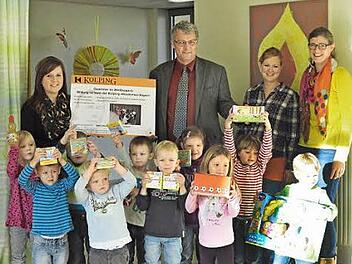 Ulrich Drescher von der Kolping-Akademie überreichte an Anna Hack (links), der Kita-Leiterin, einen Gutschein über ein zweitägiges Seminar "Teamentwicklung". Dazu gab es ein gut gefülltes Bücher- und Spielpaket, über das sich besonders die Kinder freuten. Foto: privat