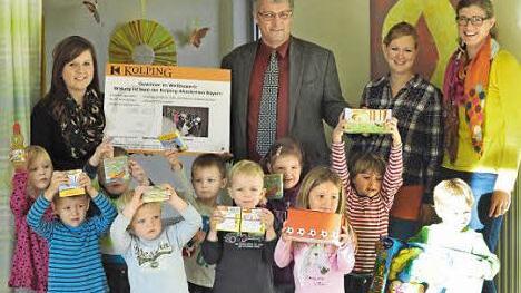 Ulrich Drescher von der Kolping-Akademie überreichte an Anna Hack (links), der Kita-Leiterin, einen Gutschein über ein zweitägiges Seminar "Teamentwicklung". Dazu gab es ein gut gefülltes Bücher- und Spielpaket, über das sich besonders die Kinder freuten. Foto: privat