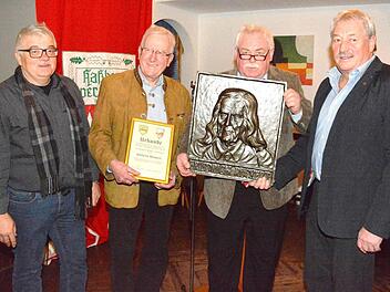 Seit 27 Jahren verleiht der HBV den Friedrich-Rückert-Kulturpreis. 2014 erhielt den Preis Wilhelm Wolpert (zweiter von links) aus Haßfurt. Mit auf dem Bild (von links) Erster Vorsitzender Norbert Schmucker, Hauptkulturwart Reinhold Schweda und Zweiter Vorsitzender Oskar Schüßler.  Foto: Schmidt