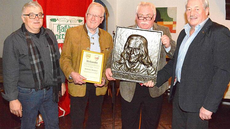 Seit 27 Jahren verleiht der HBV den Friedrich-Rückert-Kulturpreis. 2014 erhielt den Preis Wilhelm Wolpert (zweiter von links) aus Haßfurt. Mit auf dem Bild (von links) Erster Vorsitzender Norbert Schmucker, Hauptkulturwart Reinhold Schweda und Zweiter Vorsitzender Oskar Schüßler.  Foto: Schmidt
