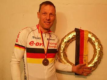 Den Lorbeerkranz verdient: Der Bad Kissinger Jürgen Hanshans ist Deutscher Meister im Duathlon.  Foto: privat