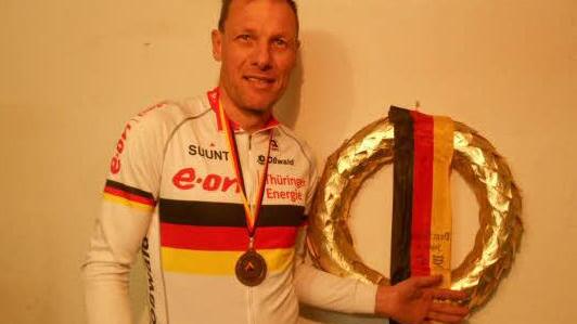 Den Lorbeerkranz verdient: Der Bad Kissinger Jürgen Hanshans ist Deutscher Meister im Duathlon.  Foto: privat