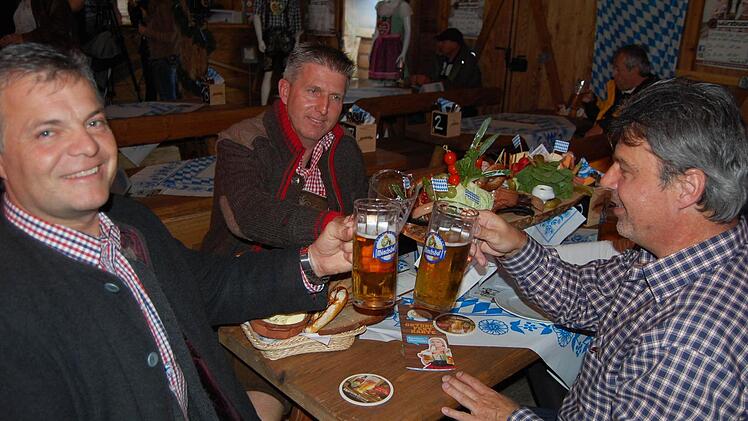Erster Abend in der Oktoberfest-Hüttn.  Foto: Sigismund von Dobschütz