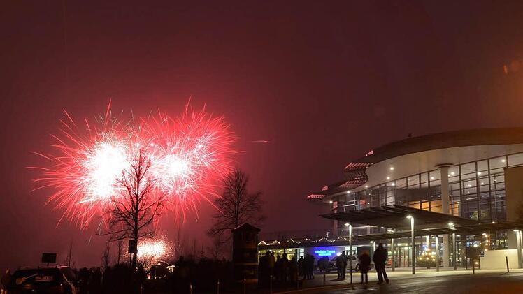 Nur bodennahes Feuerwerk war am Silvesterabend in Bad Kissingen gut zu sehen.  Foto: Peter Rauch