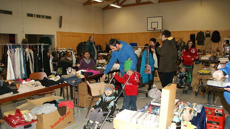 Um 10Uhr öffnet immer am zweiten Sonntag im Monat der Hallenflohmarkt in Unterschleichach - und die ersten Besucher warteten schon vor der Tür.  Foto: Sabine Weinbeer
