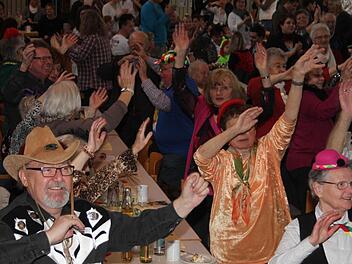 Die Senioren gingen in der Steinachtalhalle begeistert mit. Foto: Sonja Adam